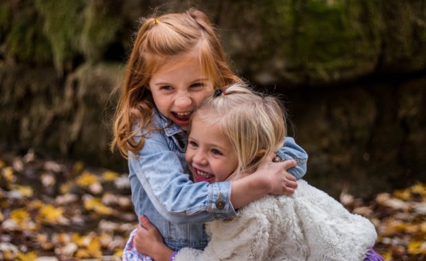 2 little girls hugging